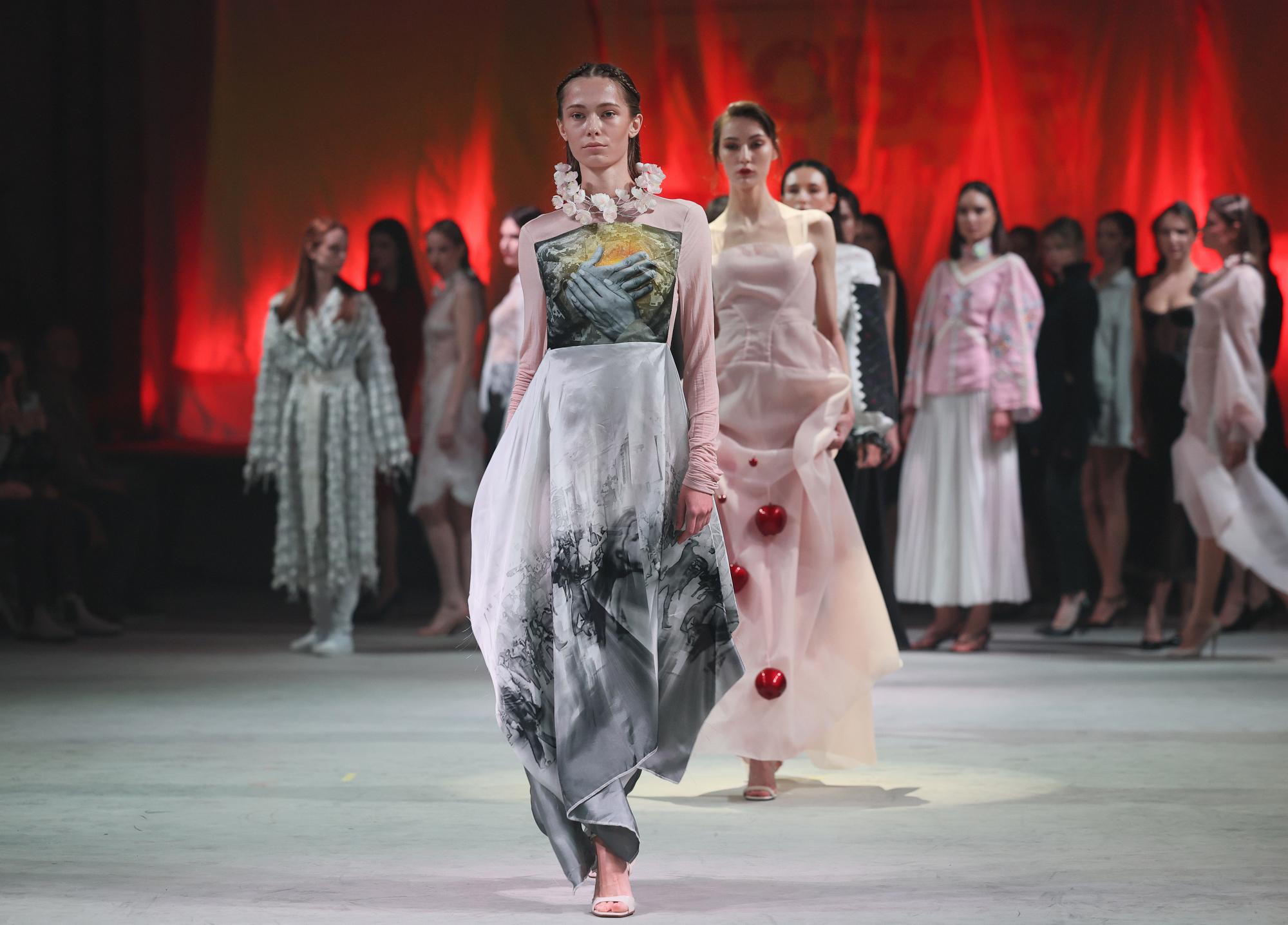 Вместо подиума - депо: Караванская поразила Львов дефиле, посвященным ВСУ